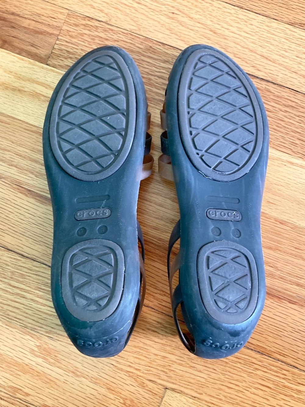 Women’s size 8 brown lattice Crocs sandals - Picture 2 of 5